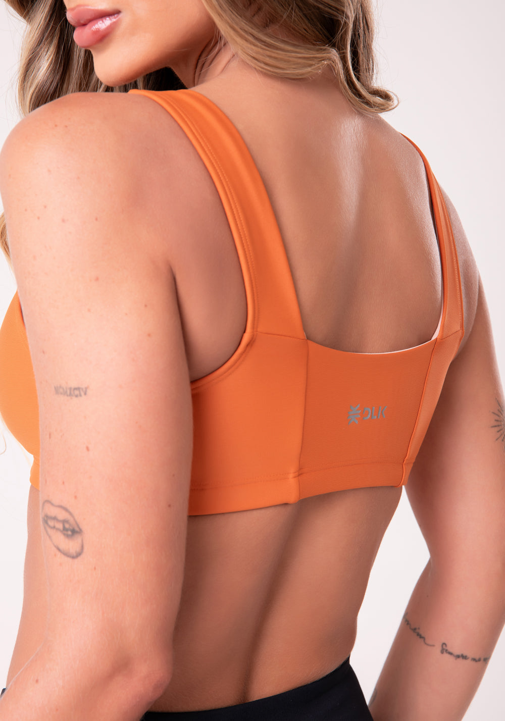 Top Fitness Feminino Com Decote Reto E Recortes Laranja Dlk