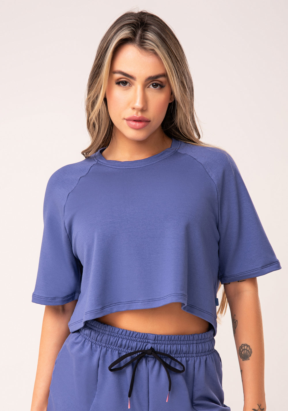 Cropped Feminino Azul Moletinho Manga Curta Raglan Flow Dlk