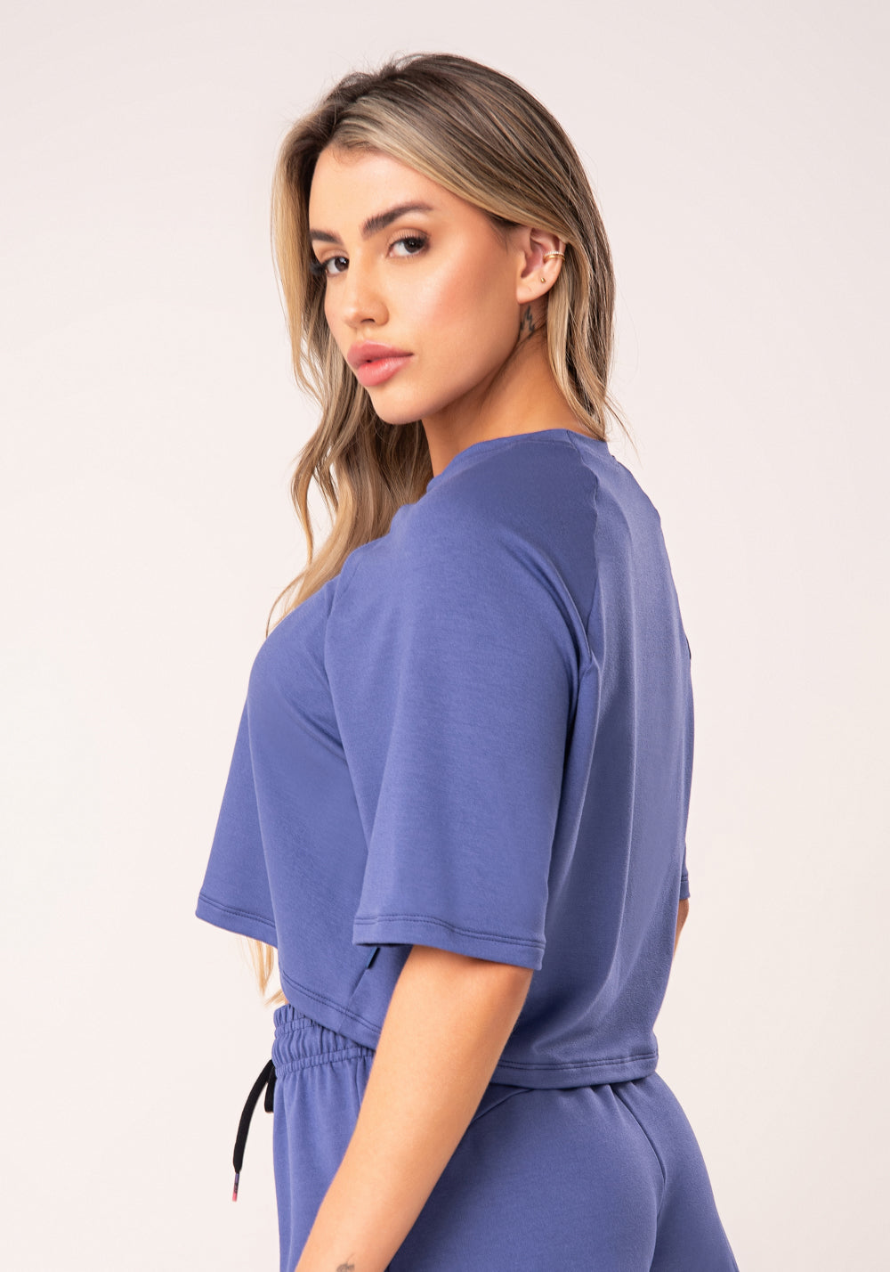 Cropped Feminino Azul Moletinho Manga Curta Raglan Flow Dlk