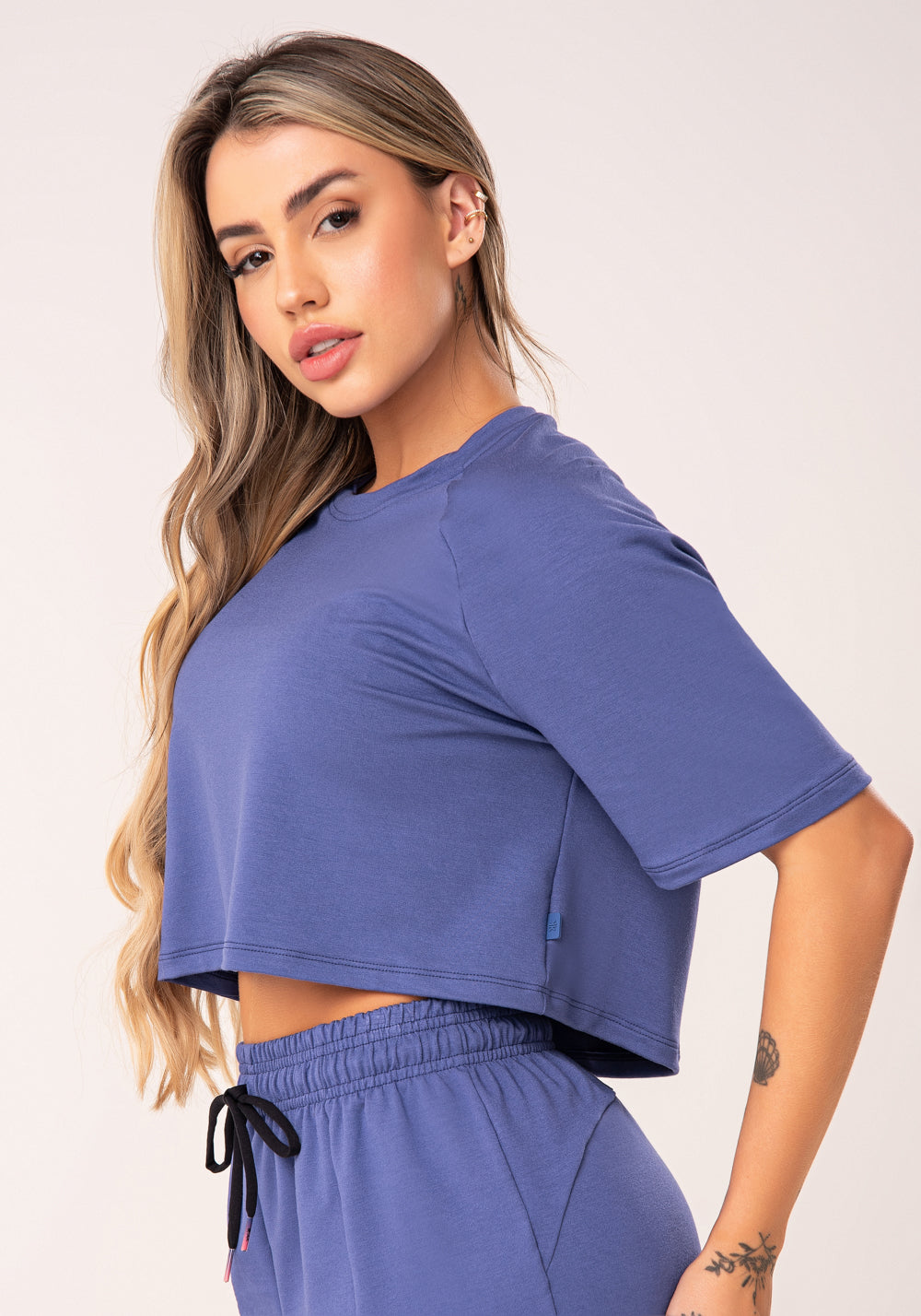 Cropped Feminino Azul Moletinho Manga Curta Raglan Flow Dlk