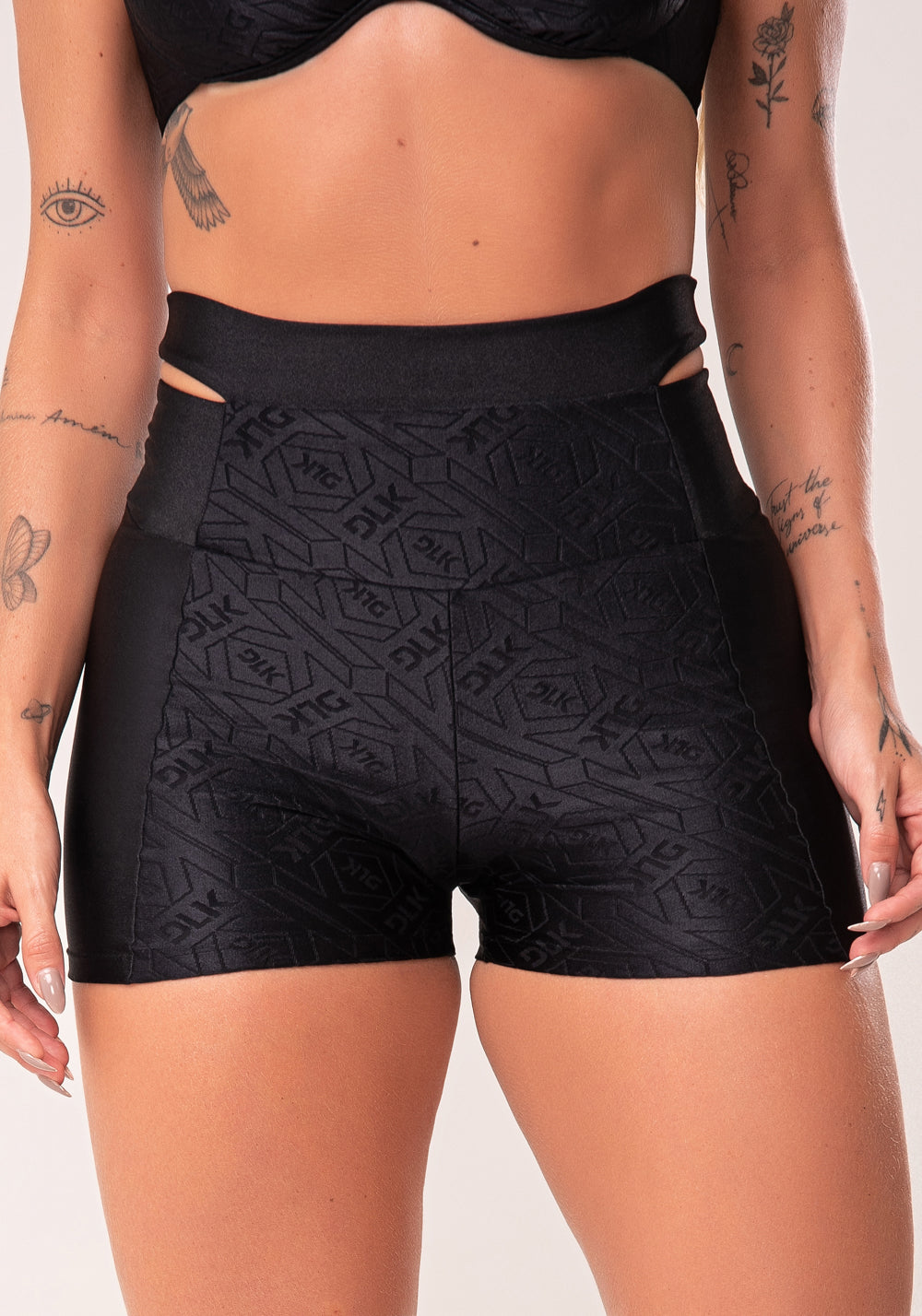 Short Fitness Feminino Preto Logomania Cut-out Com Recortes Flow Dlk