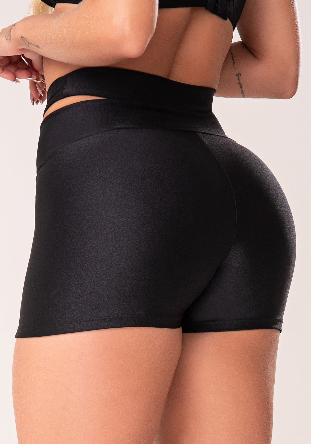 Short Fitness Feminino Preto Logomania Cut-out Com Recortes Flow Dlk