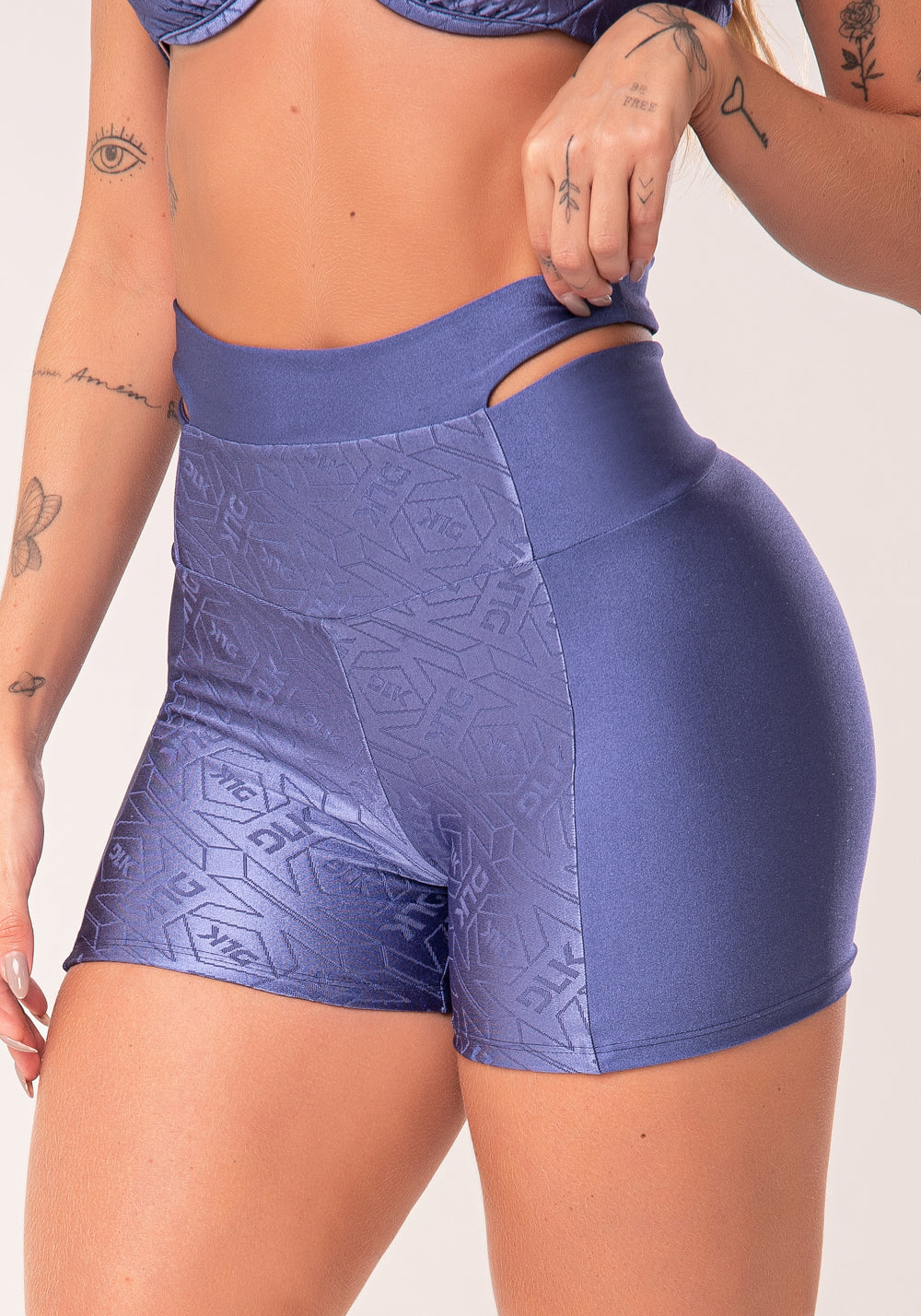 Short Fitness Feminino Azul Logomania Cut-out Com Recortes Flow Dlk