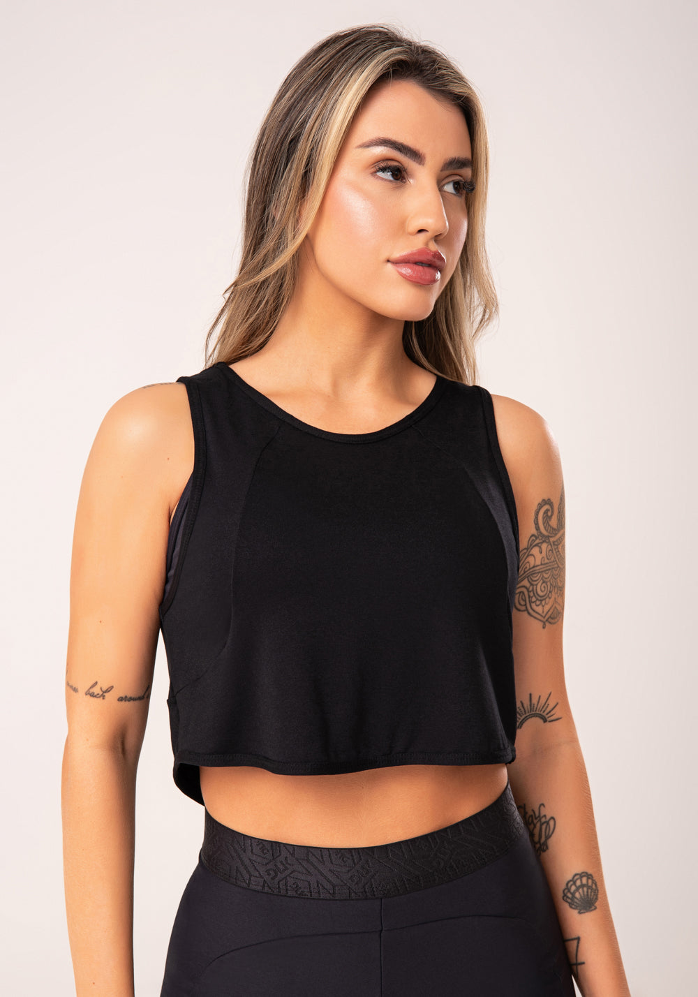 Cropped Feminino Preto Com Recortes Flow Dlk