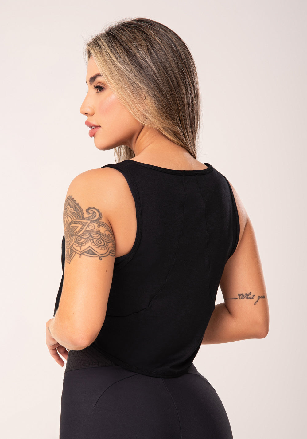 Cropped Feminino Preto Com Recortes Flow Dlk