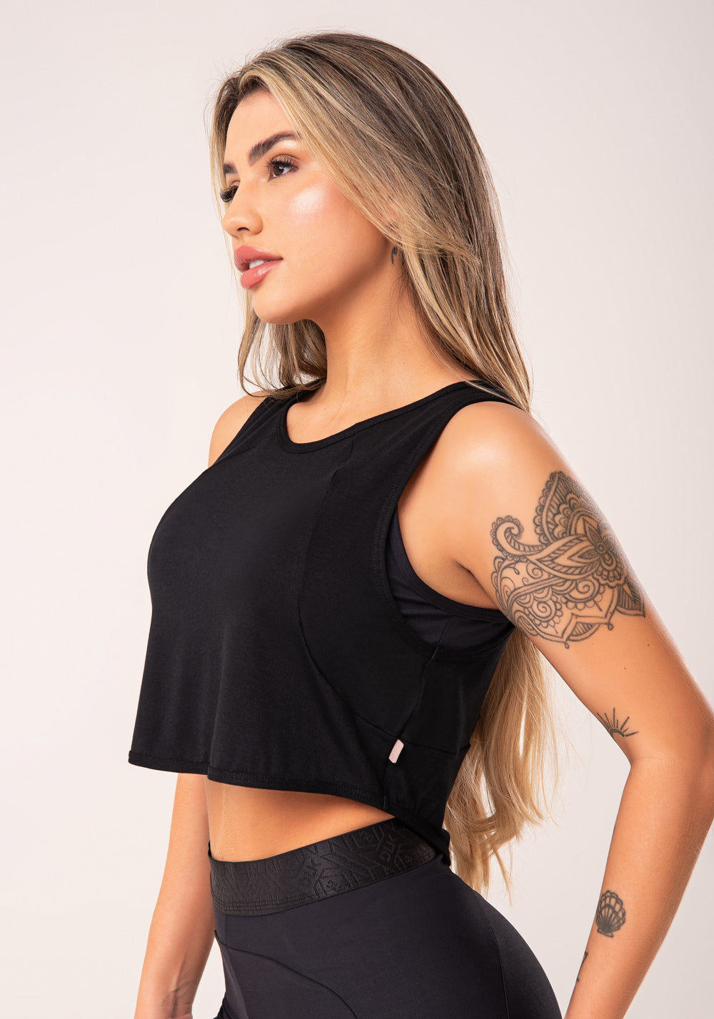 Cropped Feminino Preto Com Recortes Flow Dlk