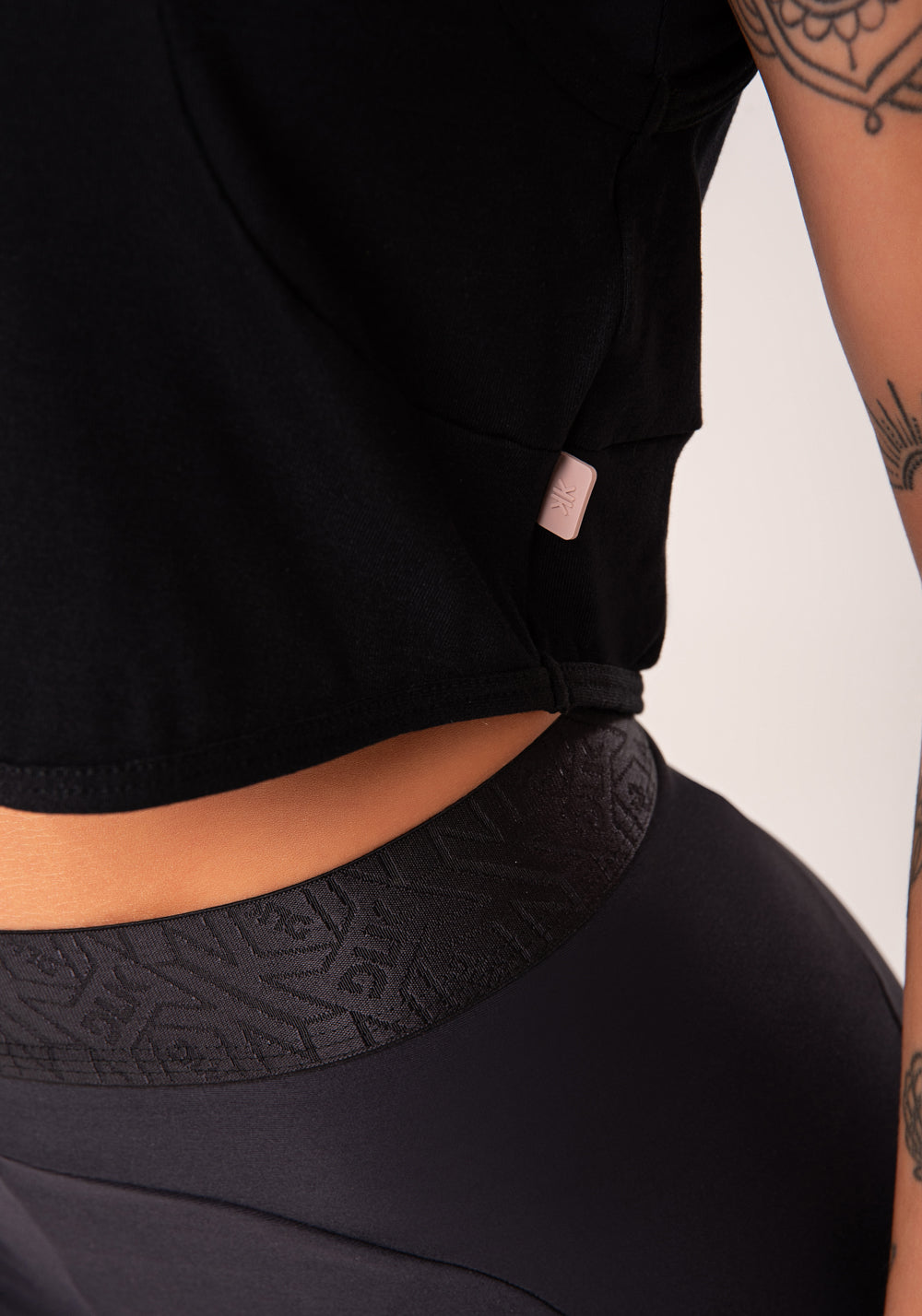 Cropped Feminino Preto Com Recortes Flow Dlk