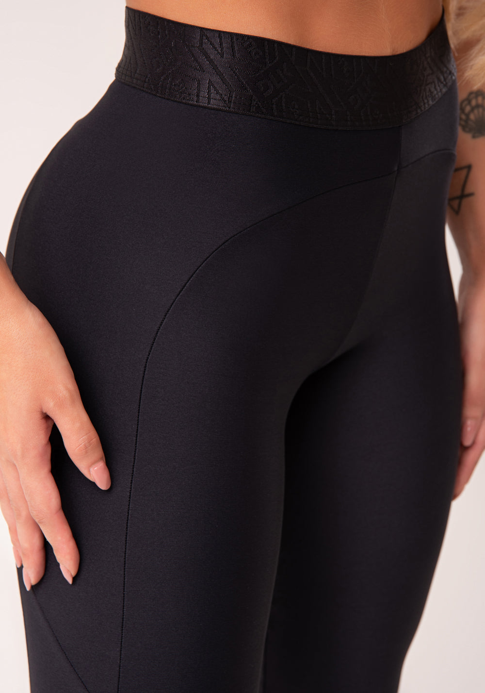 Legging Fitness Feminina Preto Com Recortes E Elástico Na Cintura Flow Dlk