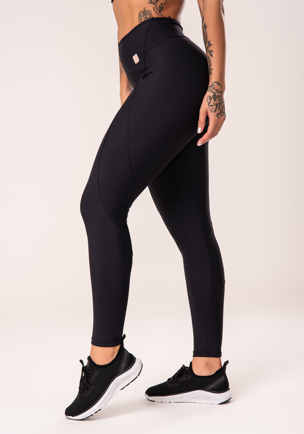 Legging Fitness Feminina Preto Com Recortes E Pesponto Flow Dlk
