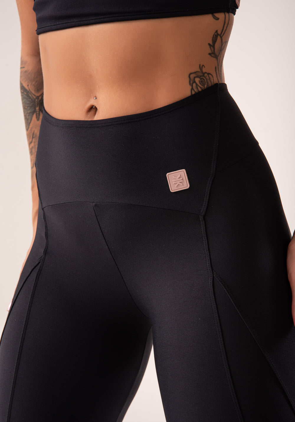 Legging Fitness Feminina Preto Com Recortes E Pesponto Flow Dlk