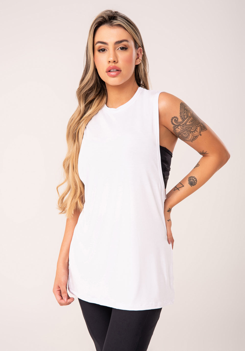 Camiseta Fitness Feminina Branco Maxi Cava Flow Dlk