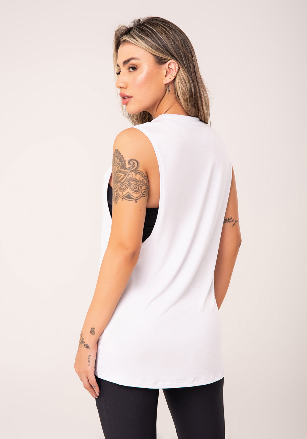 Camiseta Fitness Feminina Branco Maxi Cava Flow Dlk