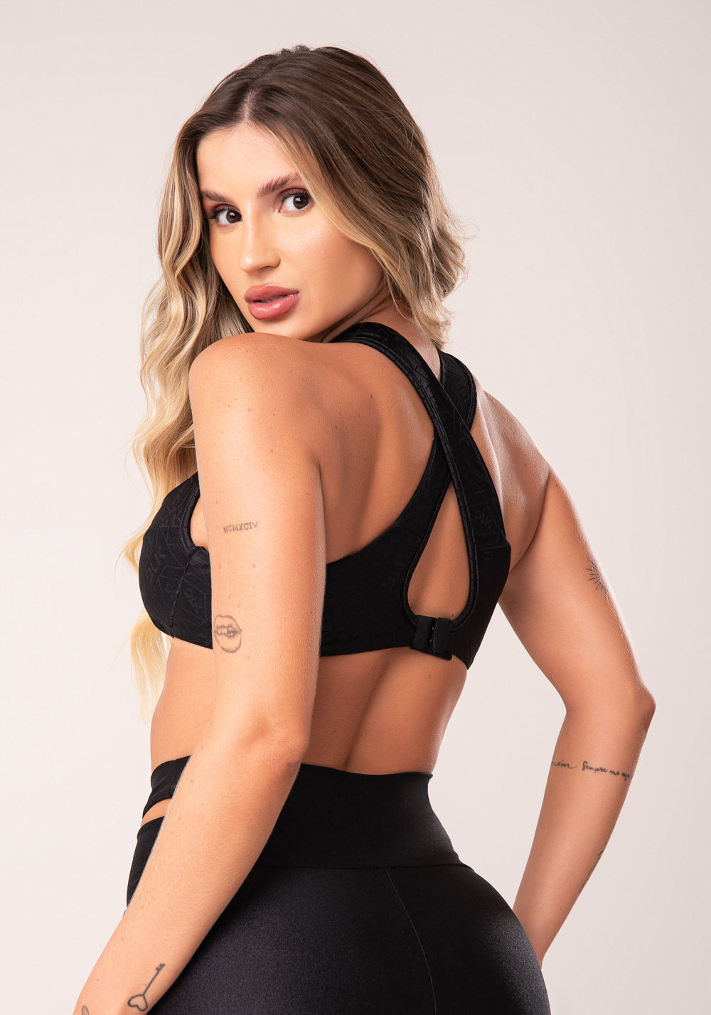 Top Fitness Feminino Preto Logomania Arco Inteiro Flow Dlk