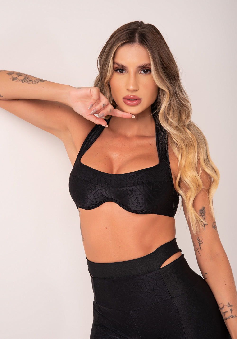 Top Fitness Feminino Preto Logomania Arco Inteiro Flow Dlk