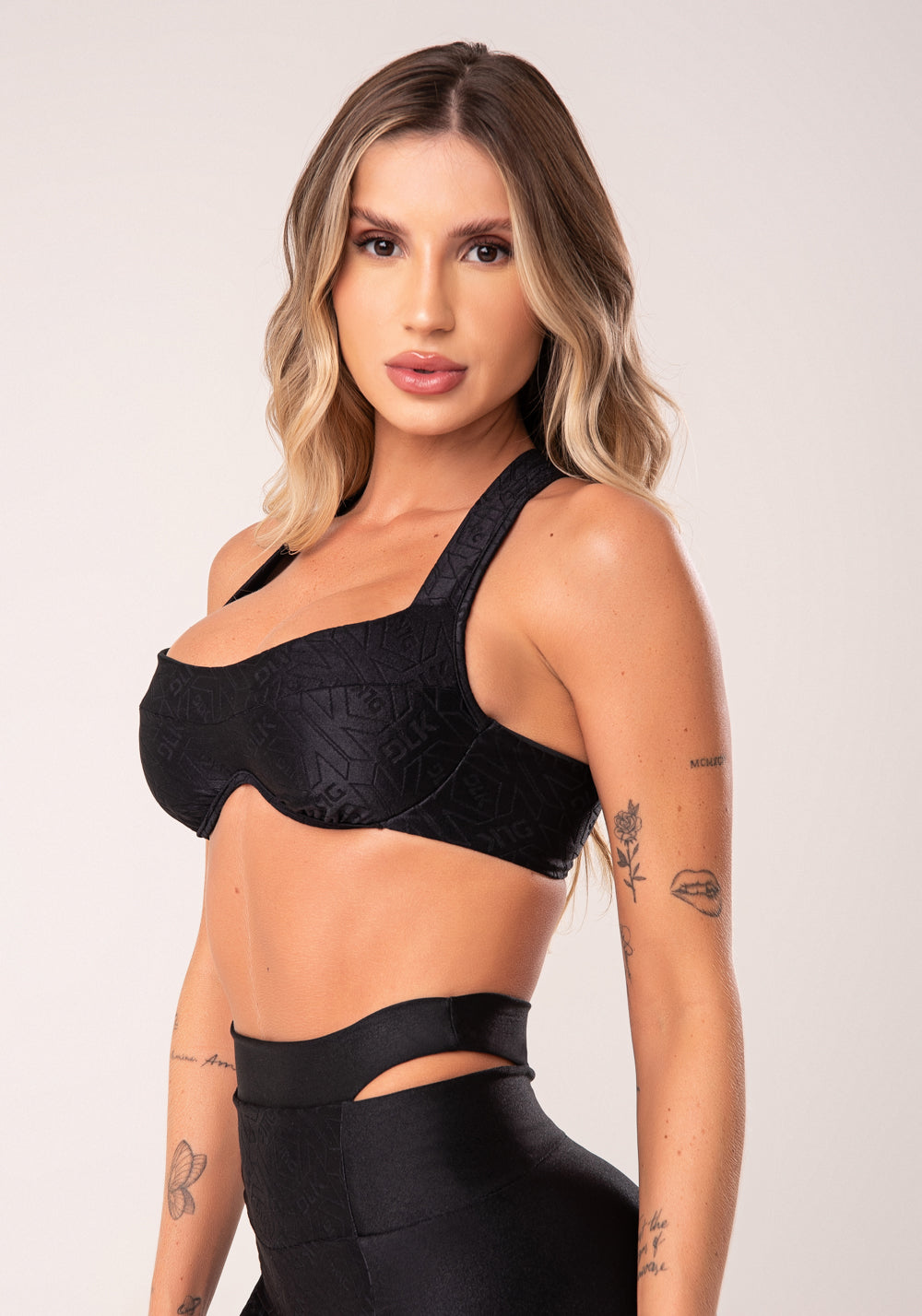 Top Fitness Feminino Preto Logomania Arco Inteiro Flow Dlk