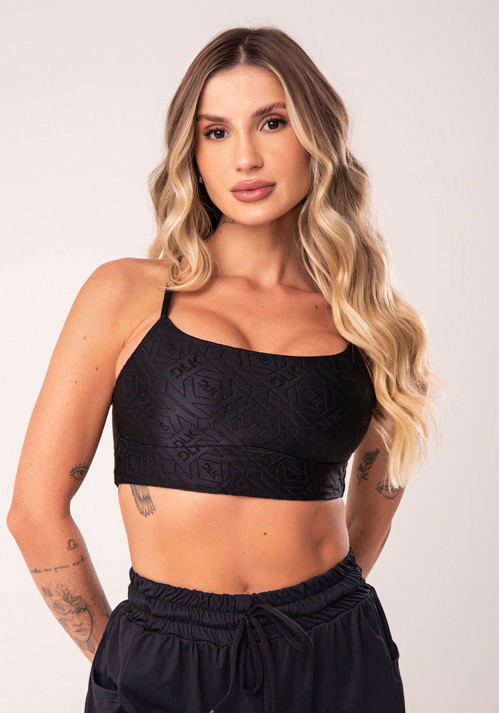 Top Fitness Feminino Preto Logomania Com Alças Cruzadas Flow Dlk