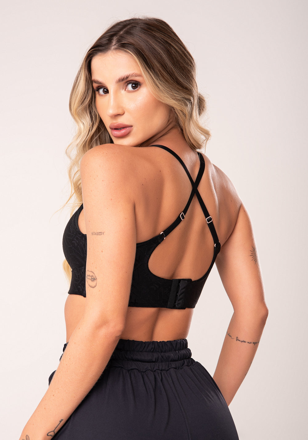 Top Fitness Feminino Preto Logomania Com Alças Cruzadas Flow Dlk