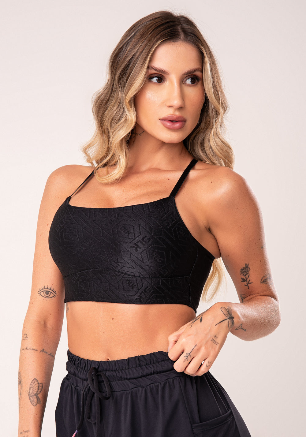 Top Fitness Feminino Preto Logomania Com Alças Cruzadas Flow Dlk