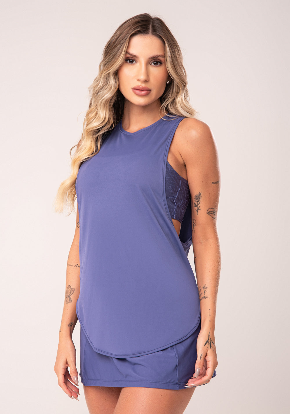 Camiseta Fitness Feminina Azul Maxi Cava Alongada Flow Dlk