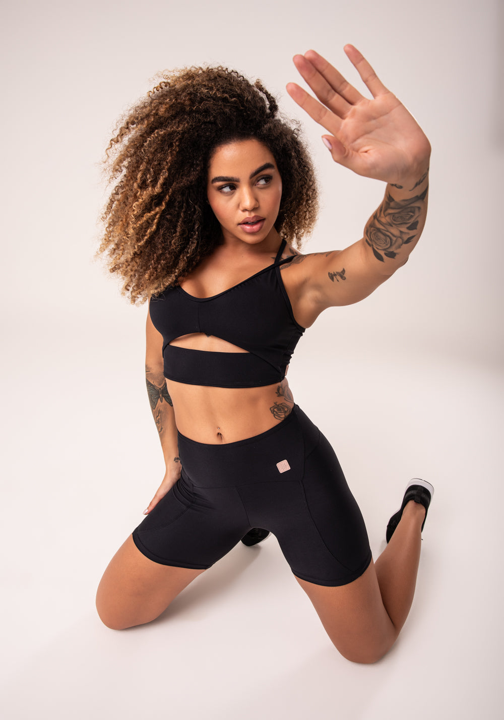 Top Fitness Feminino Preto Cut-out Com Decote Franzido Flow Dlk