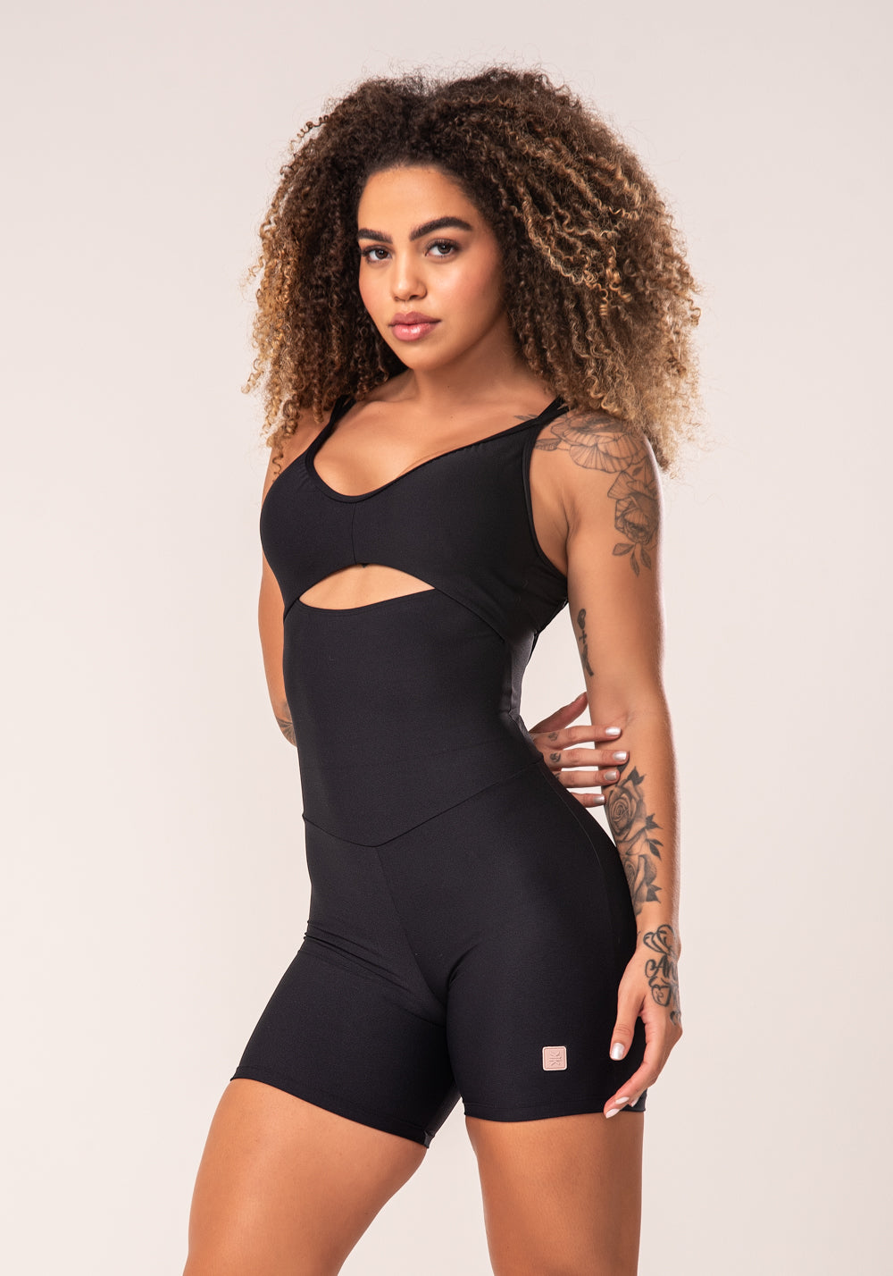 Macaquinho Fitness Feminino Preto Cut-out Com Decote Franzido Flow Dlk