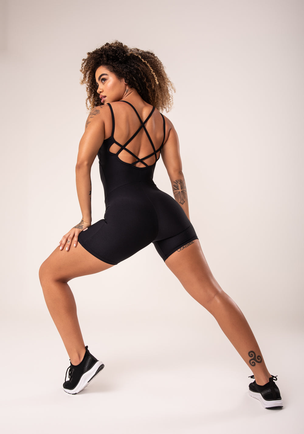 Macaquinho Fitness Feminino Preto Cut-out Com Decote Franzido Flow Dlk