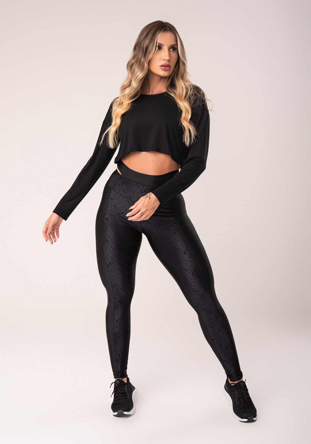 Cropped Preto Manga Longa Flow Dlk