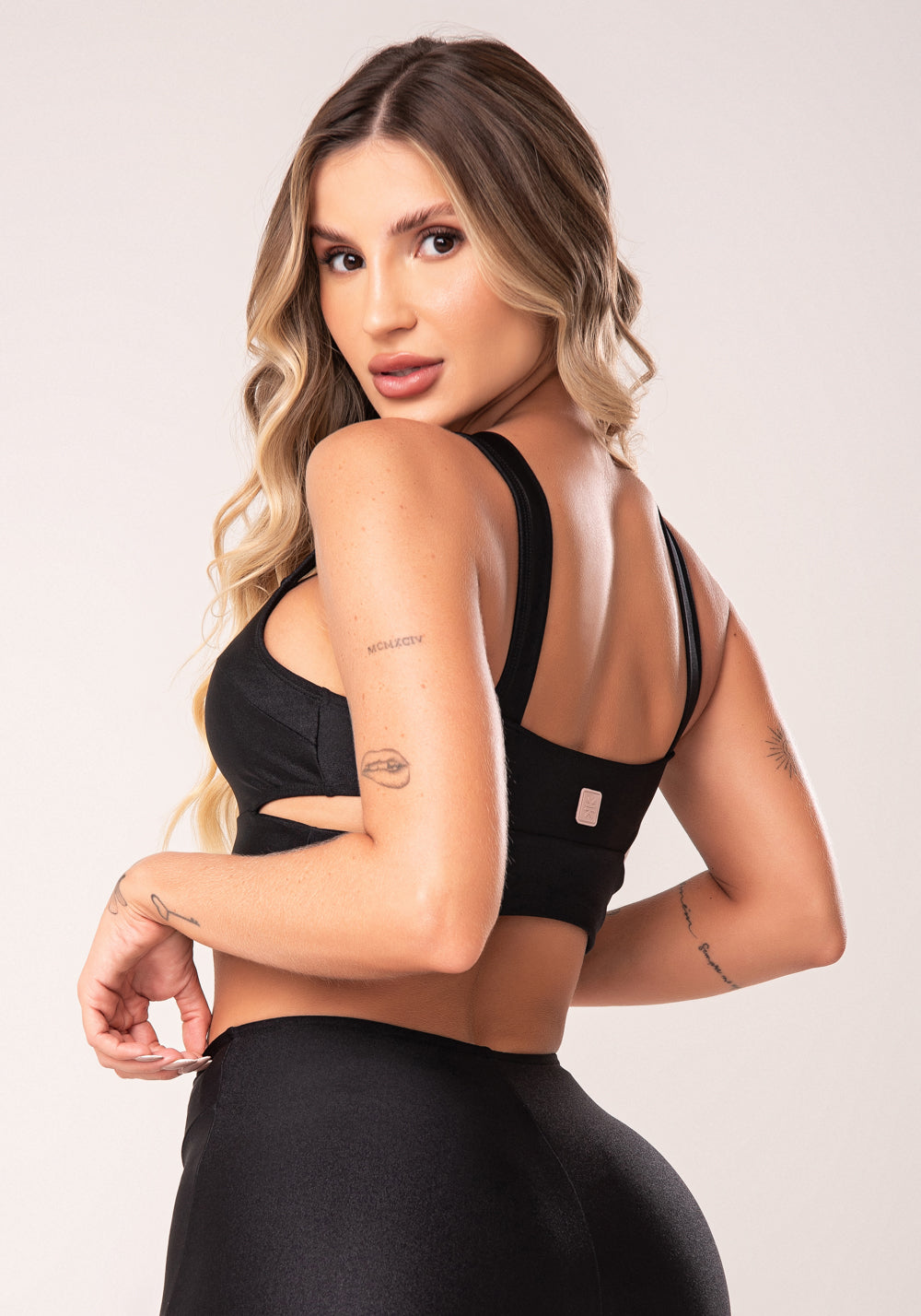 Top Fitness Feminino Preto com Bojo Cut-out e Alças Largas Flow Dlk