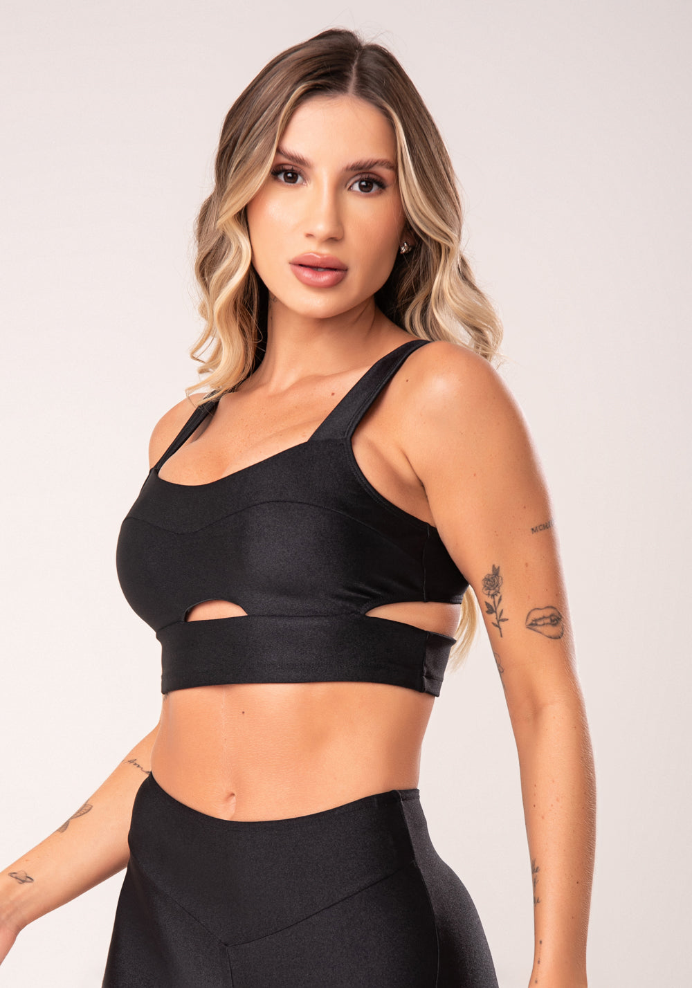 Top Fitness Feminino Preto com Bojo Cut-out e Alças Largas Flow Dlk