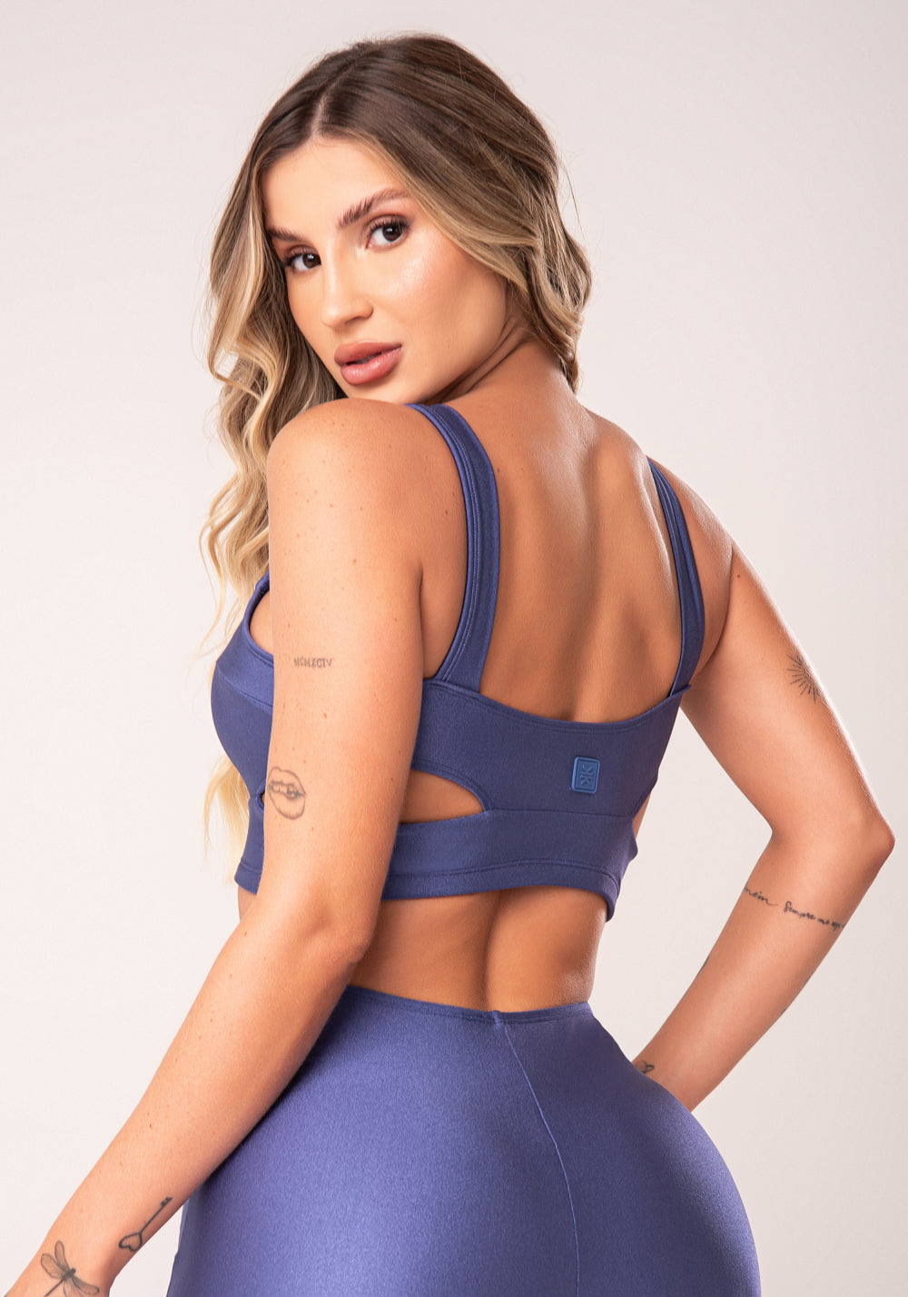 Top Fitness Feminino Azul Com Bojo Cut-out E Alças Largas Flow Dlk