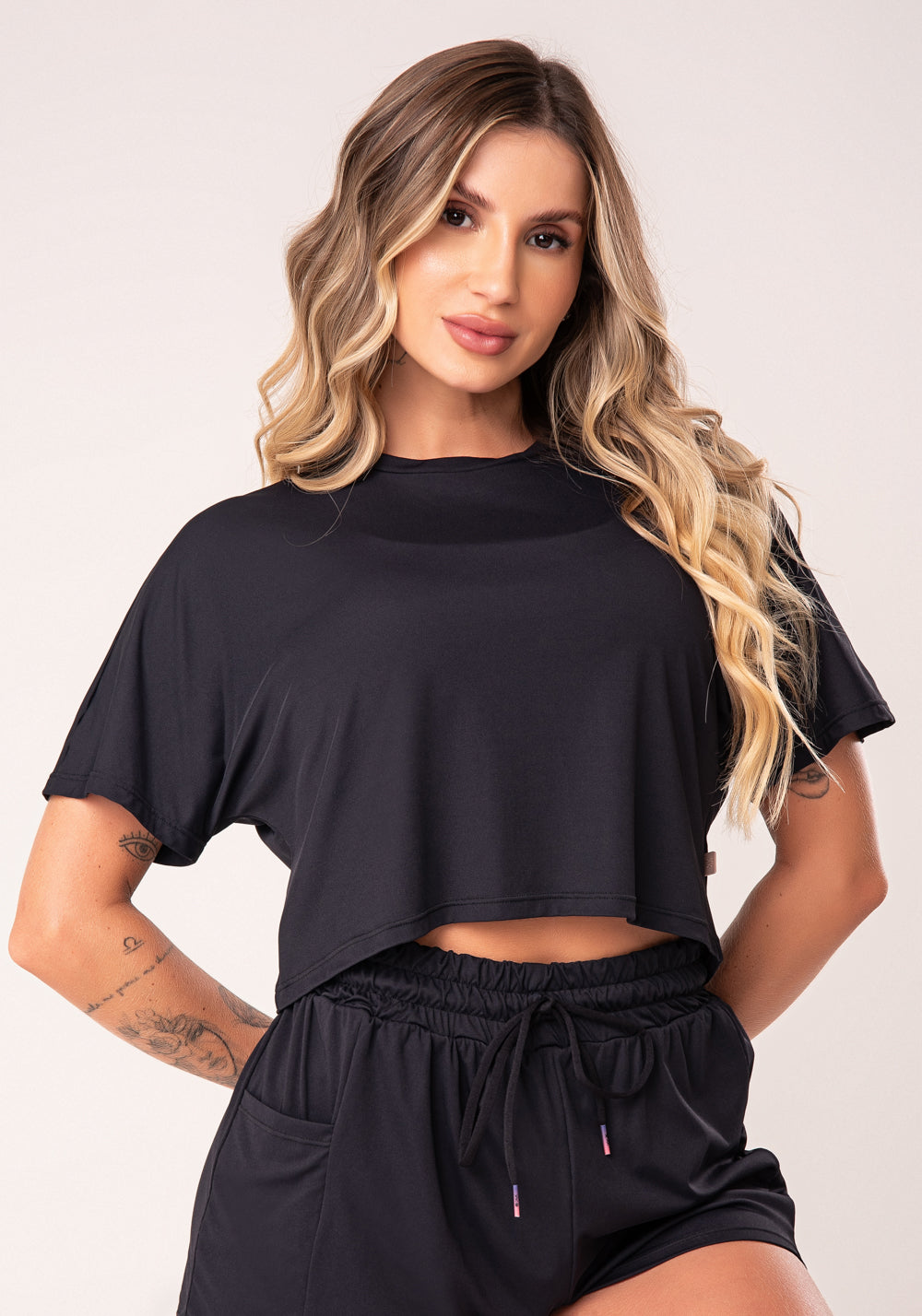 Cropped Feminino Preto Com Fenda Nas Costas Flow Dlk