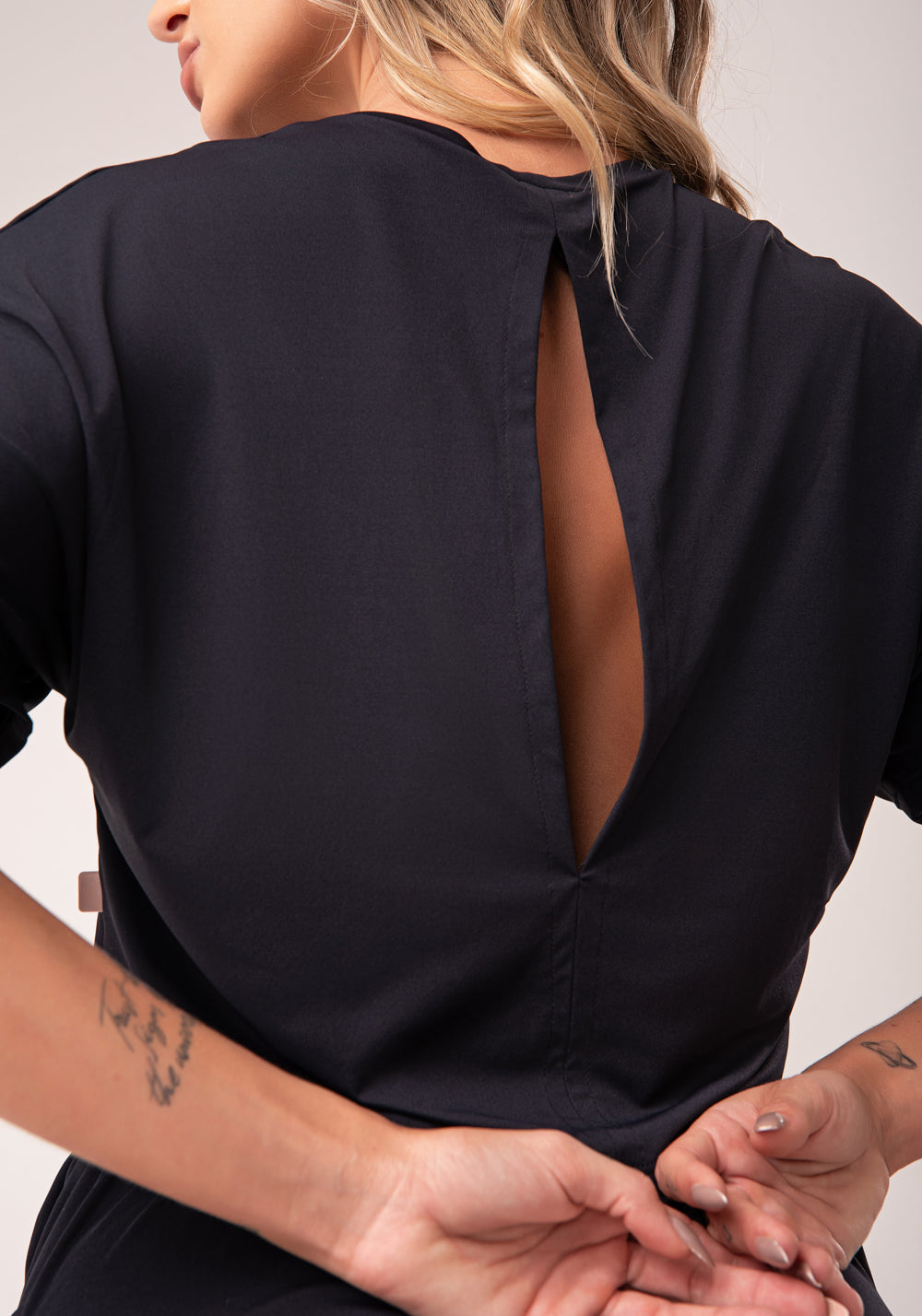 Cropped Feminino Preto Com Fenda Nas Costas Flow Dlk