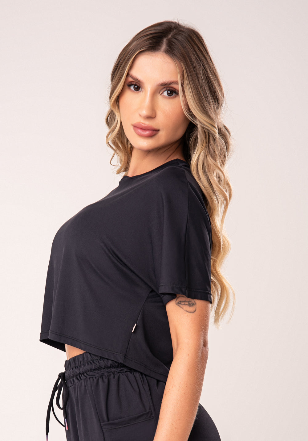 Cropped Feminino Preto Com Fenda Nas Costas Flow Dlk