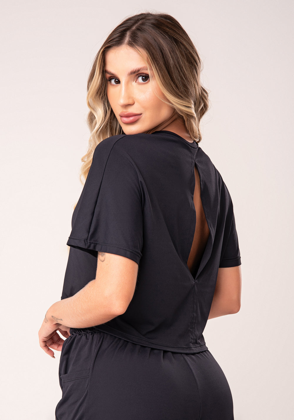 Cropped Feminino Preto Com Fenda Nas Costas Flow Dlk