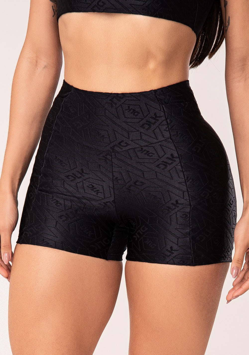 Short Fitness Feminino Preto Logomania Com Recortes E Bolsos Flow Dlk