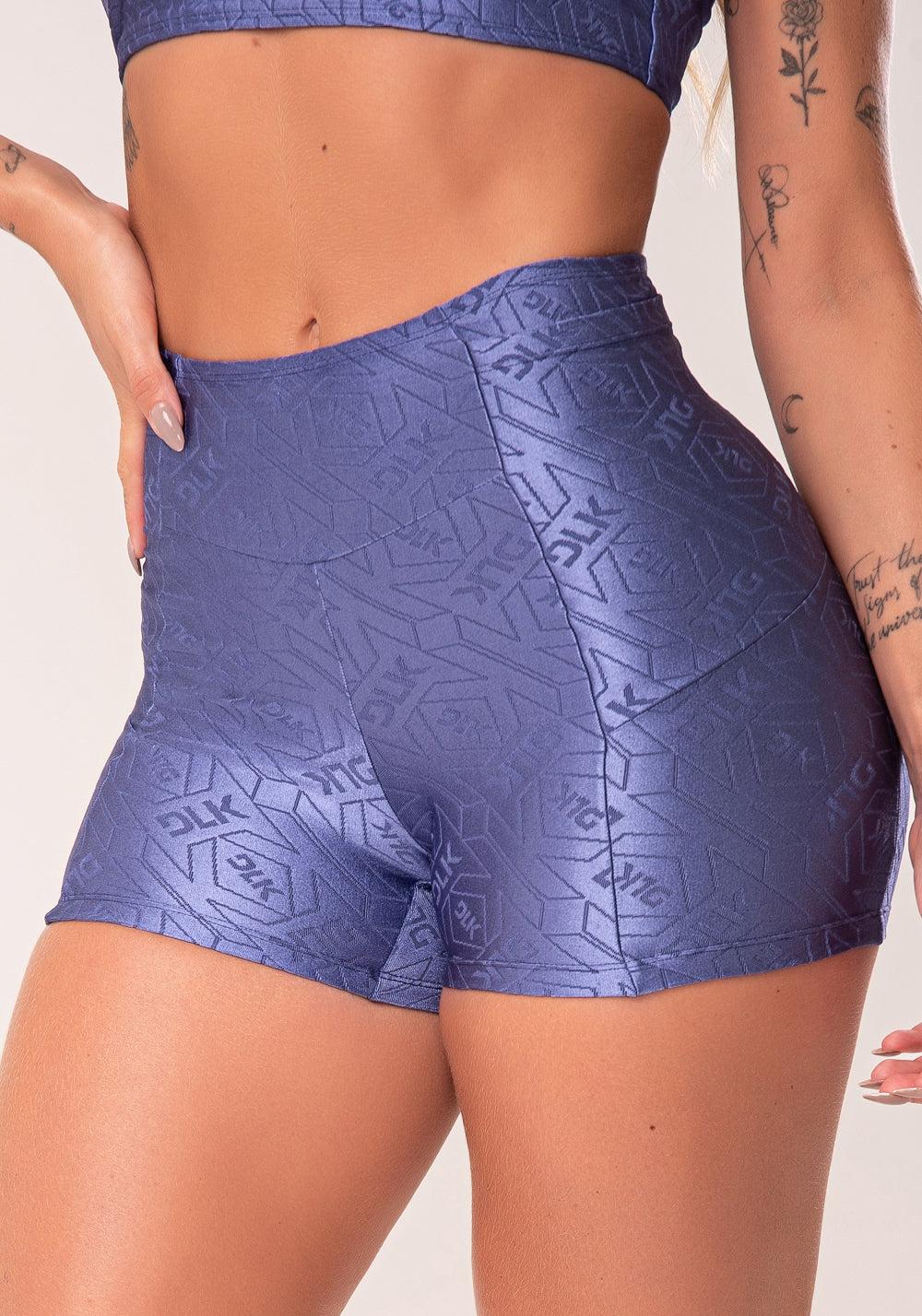 Short Fitness Feminino Azul Logomania Com Recortes E Bolsos Flow Dlk