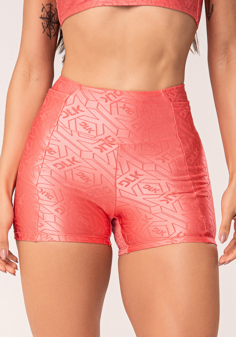 Short Fitness Feminino Coral Logomania Com Recortes E Bolsos Flow Dlk