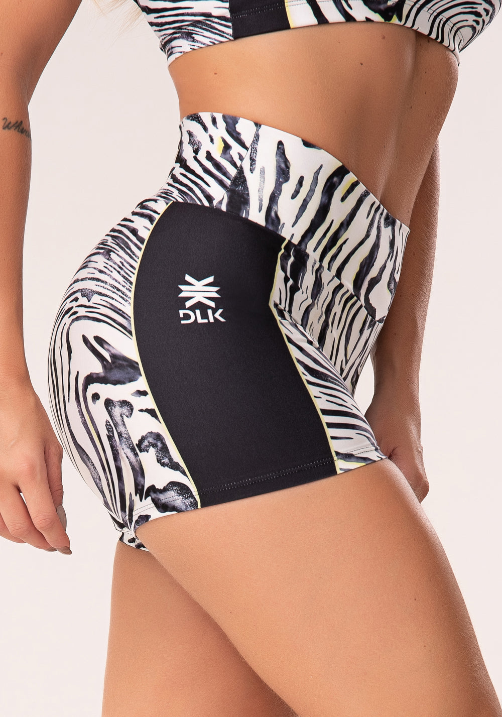 Short Fitness Feminino Estampado Animal Print Verde Neon Printed Dlk