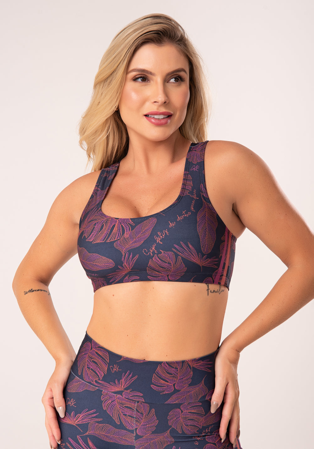 Top Fitness Feminino Estampado Folhagens Bordadas Printed Dlk