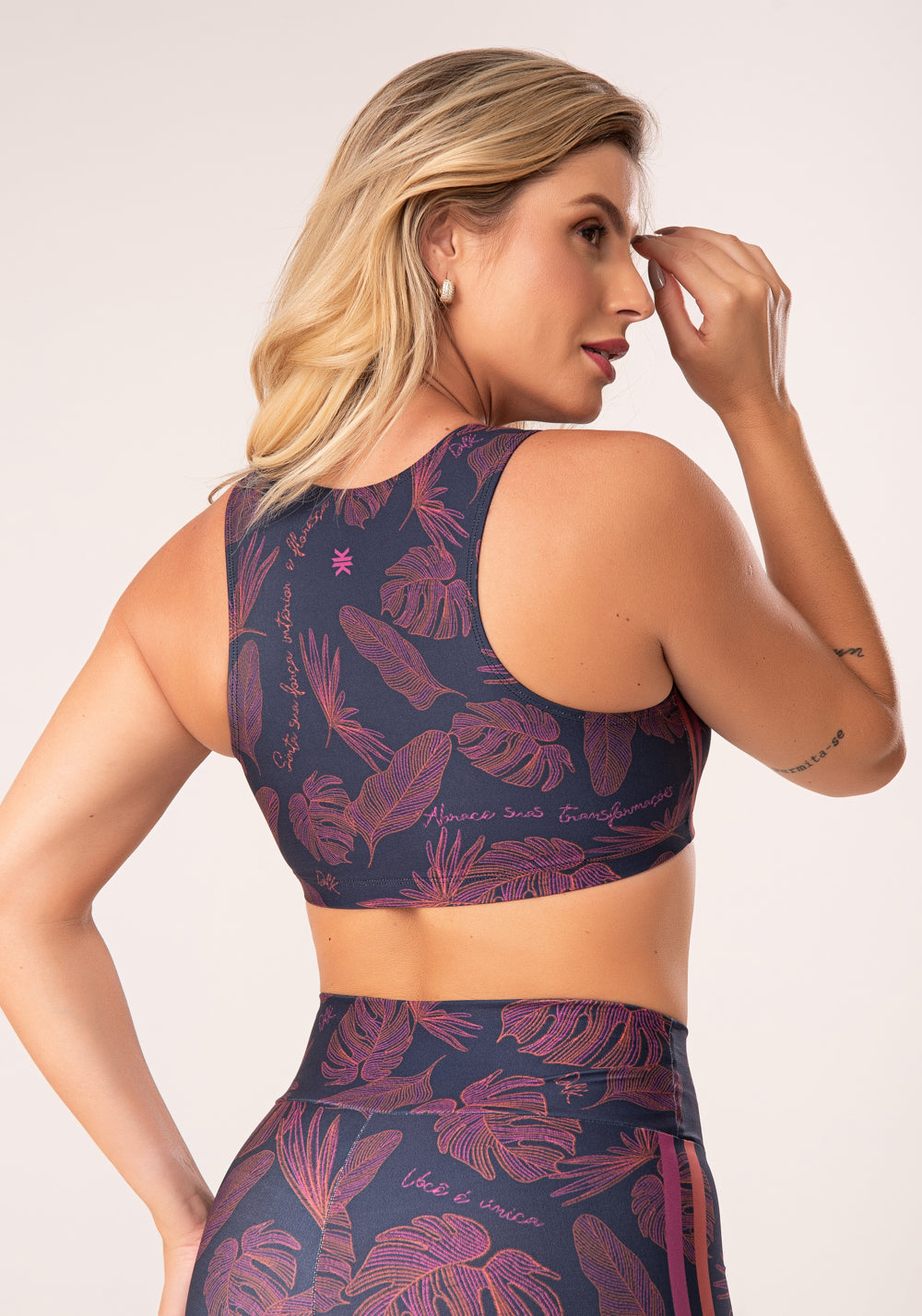 Top Fitness Feminino Estampado Folhagens Bordadas Printed Dlk