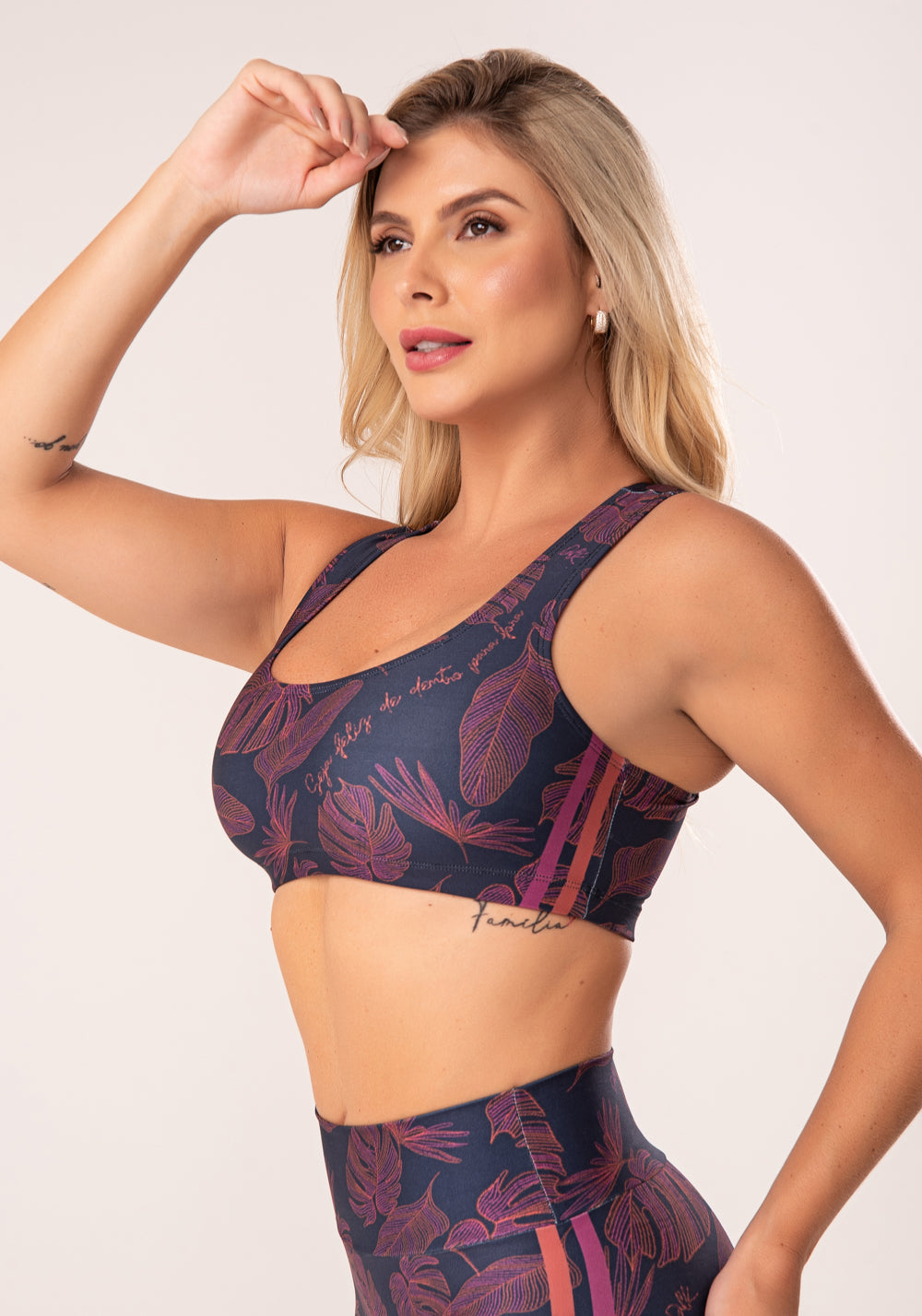 Top Fitness Feminino Estampado Folhagens Bordadas Printed Dlk