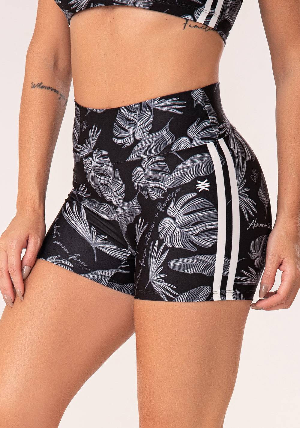 Short Fitness Feminino Estampado Folhagens Bordadas Preto E Branco Printed Dlk
