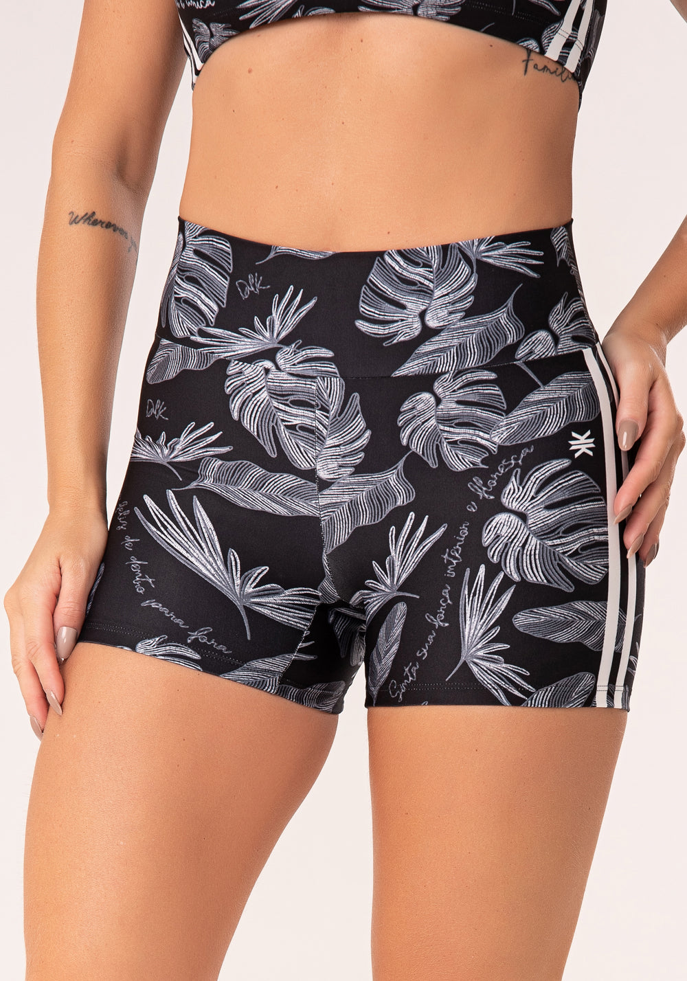 Short Fitness Feminino Estampado Folhagens Bordadas Preto E Branco Printed Dlk