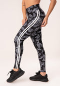 Legging Fitness Feminina Estampada Folhagens Bordadas Preto E Branco Printed Dlk