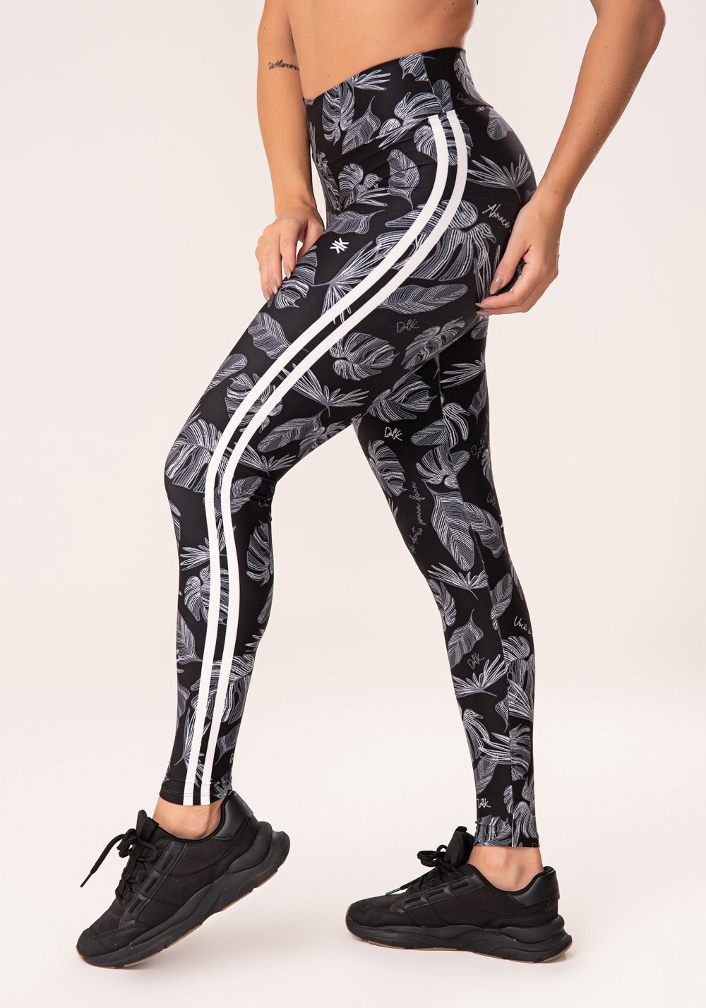 Legging Fitness Feminina Estampada Folhagens Bordadas Preto E Branco Printed Dlk