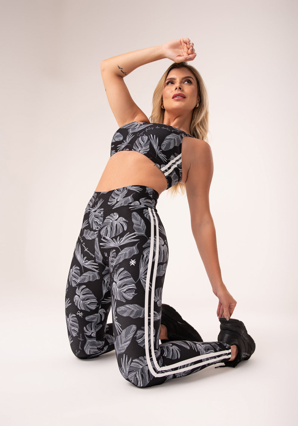 Legging Fitness Feminina Estampada Folhagens Bordadas Preto E Branco Printed Dlk