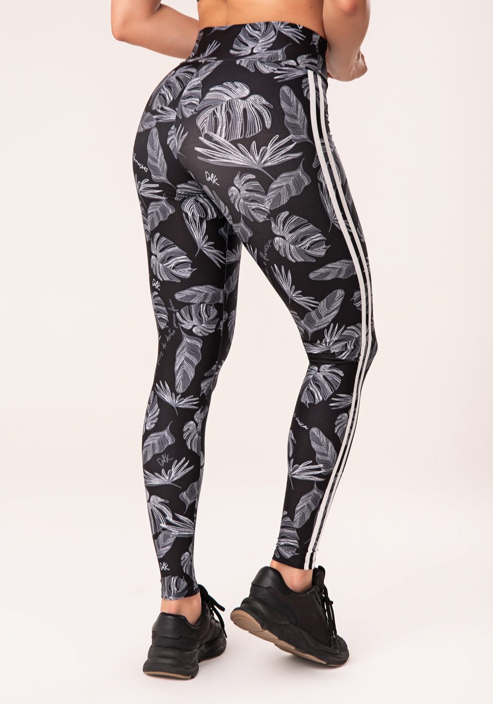 Legging Fitness Feminina Estampada Folhagens Bordadas Preto E Branco Printed Dlk