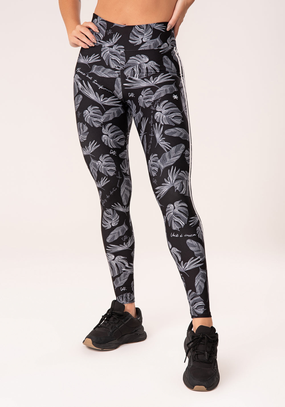 Legging Fitness Feminina Estampada Folhagens Bordadas Preto E Branco Printed Dlk