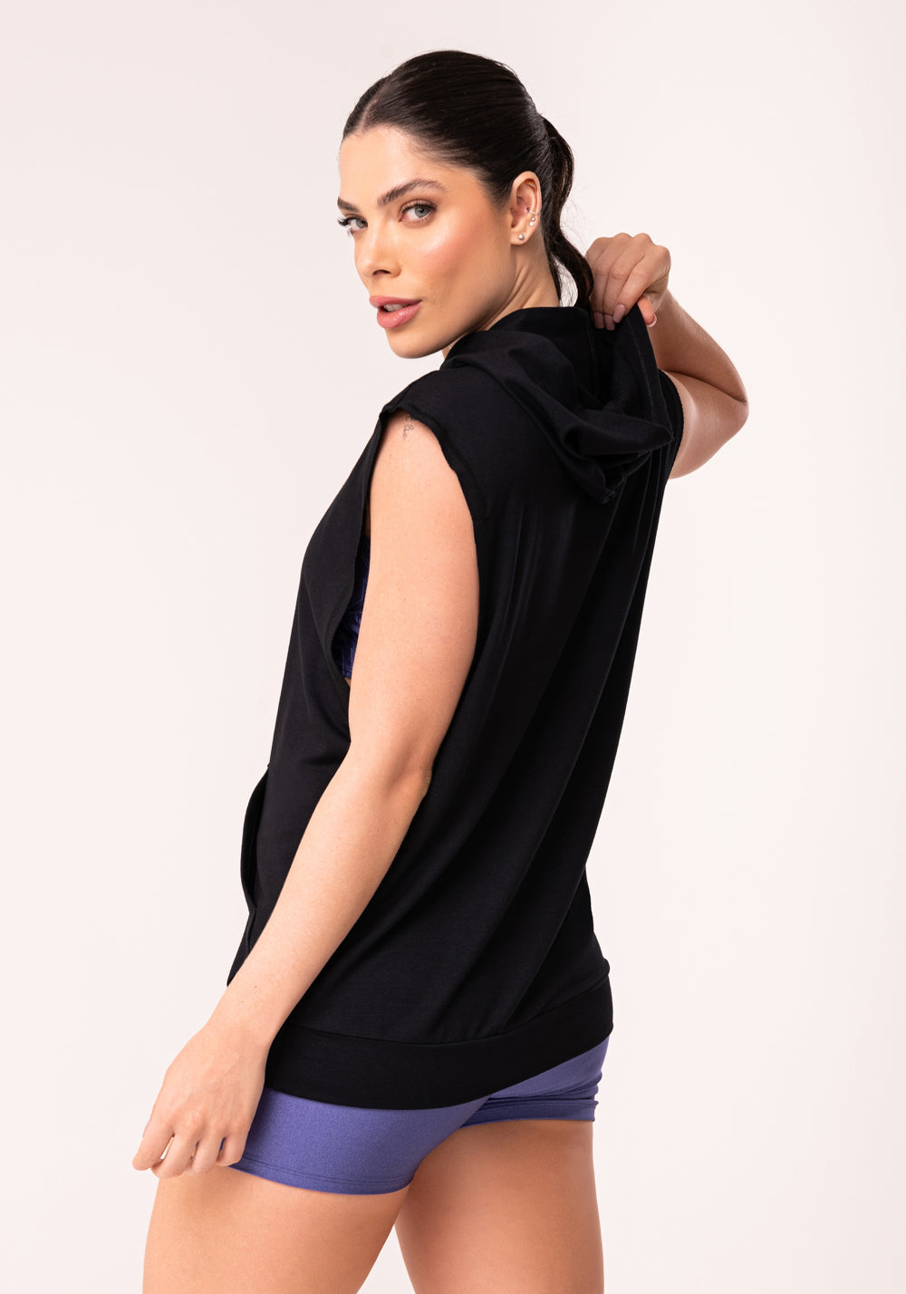 Colete Feminino Preto Moletinho Oversized Com Bolso Frontal E Capuz Flow Dlk