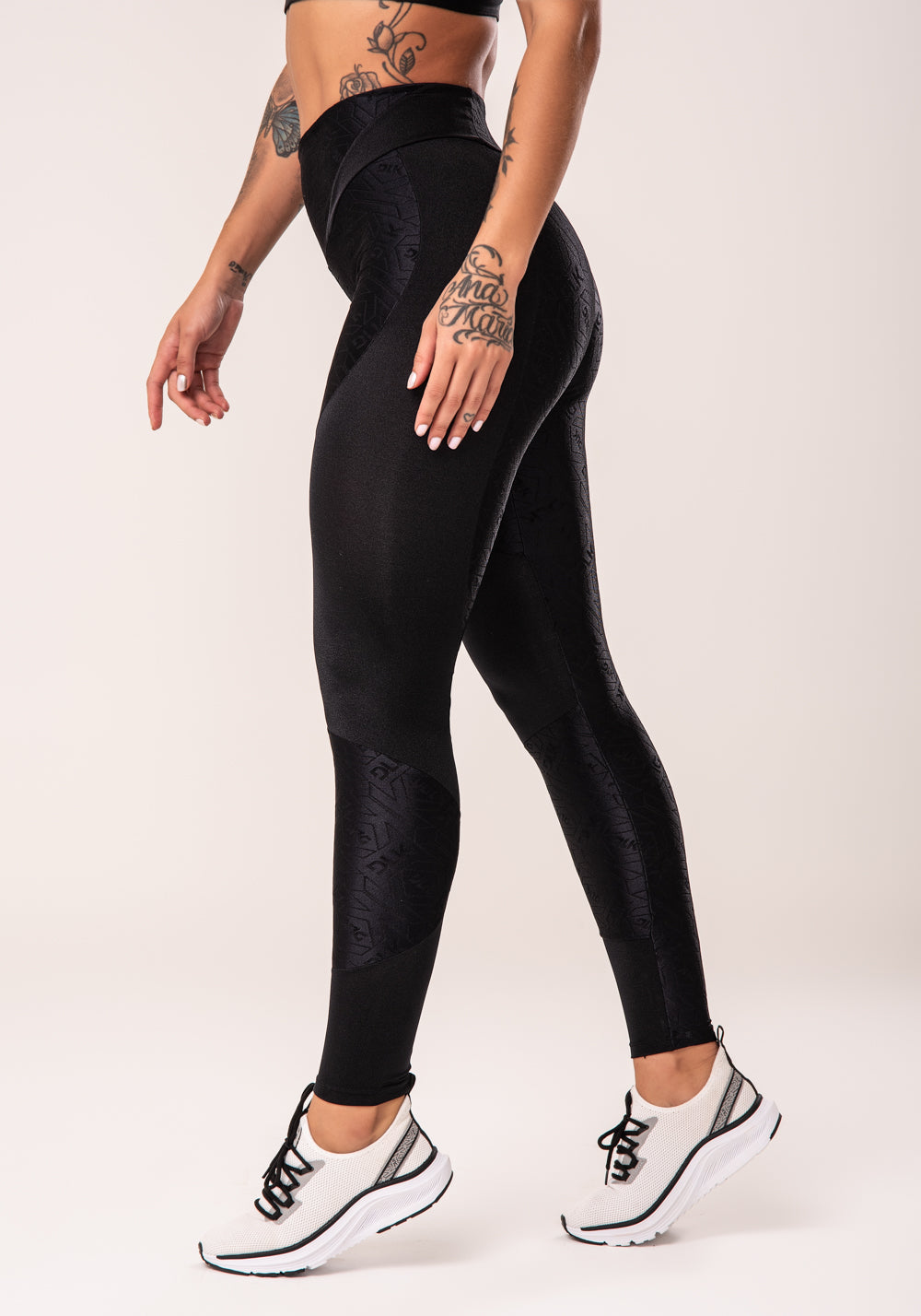 Legging Fitness Feminina Preto Com Recortes E Logomania Flow Dlk